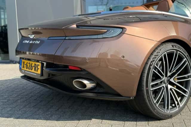 Aston Martin DB12 Volante (2024) thumbnail 6