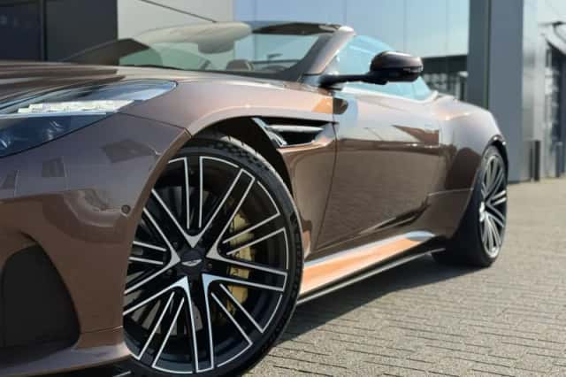 Aston Martin DB12 Volante (2024) thumbnail 7