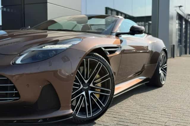 Aston Martin DB12 Volante (2024) thumbnail 8