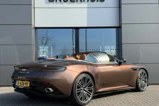 Aston Martin DB12 Volante (2024) thumbnail 9