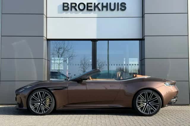 Aston Martin DB12 Volante (2024) thumbnail 10