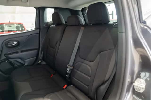 Jeep Renegade (2016) thumbnail 11