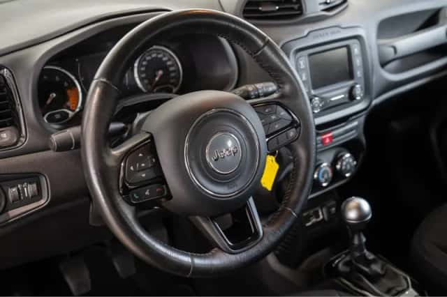 Jeep Renegade (2016) thumbnail 14
