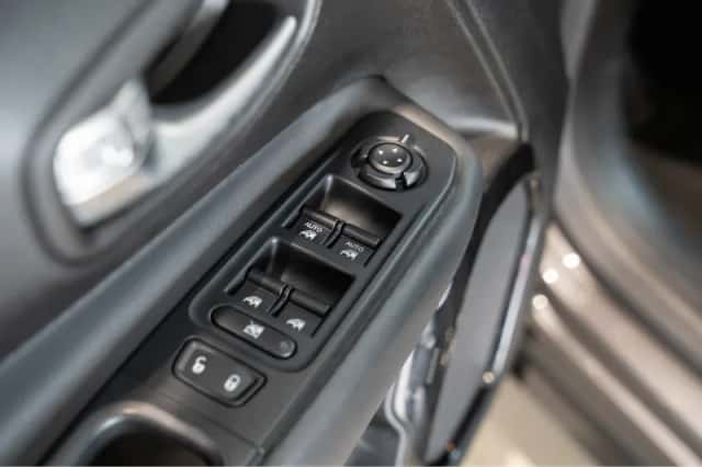 Jeep Renegade (2016) thumbnail 15
