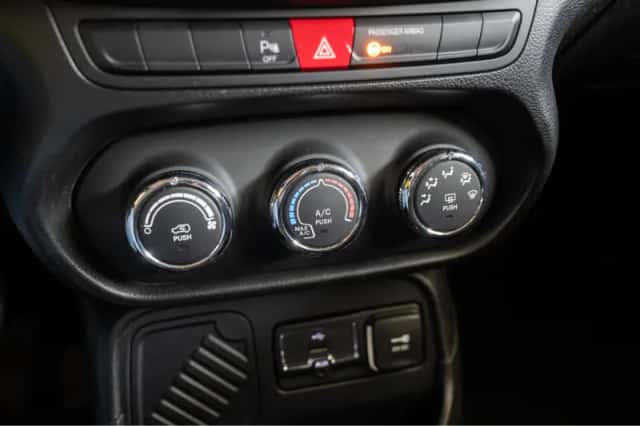 Jeep Renegade (2016) thumbnail 26