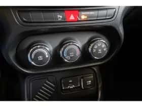 Jeep Renegade (2016) thumbnail 26