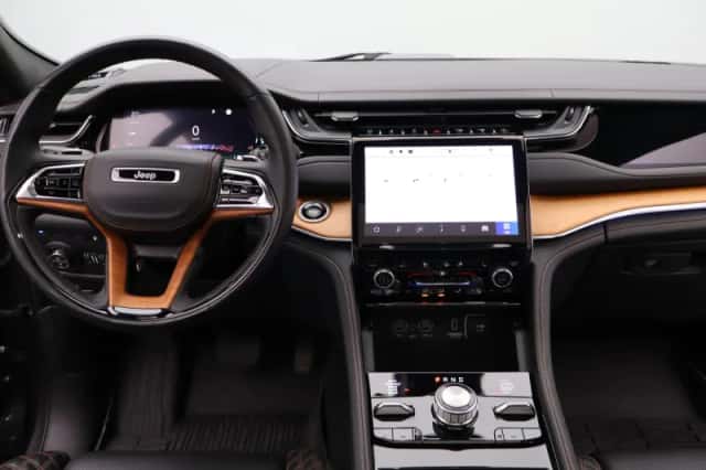 Jeep Grand Cherokee (2023) thumbnail 3