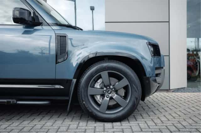 Land Rover Defender (2023) thumbnail 6