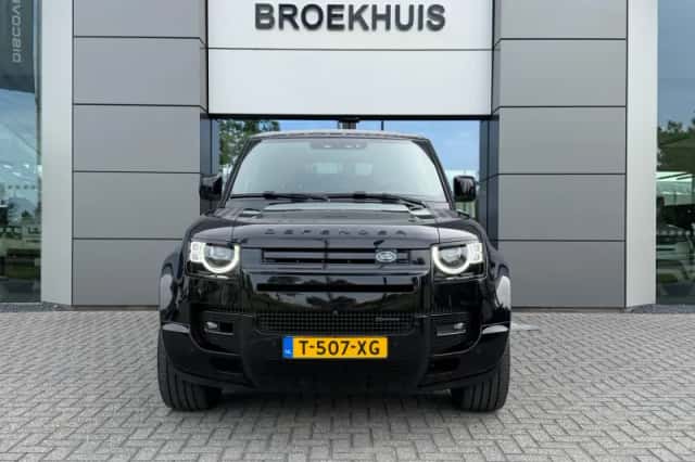 Land Rover Defender (2023) thumbnail 3