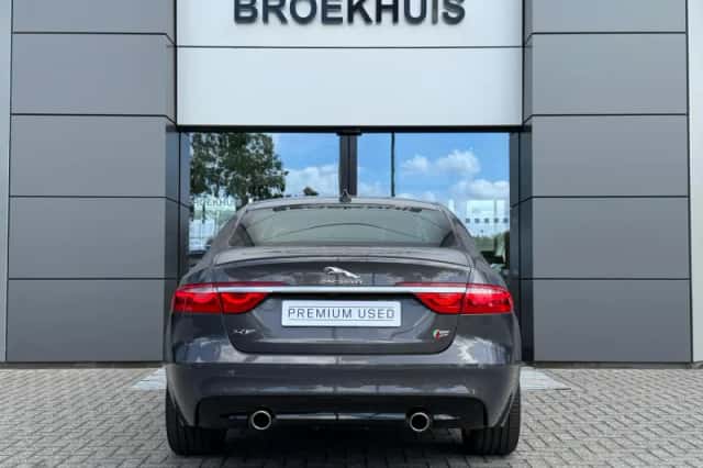 Jaguar XF (2015) thumbnail 4