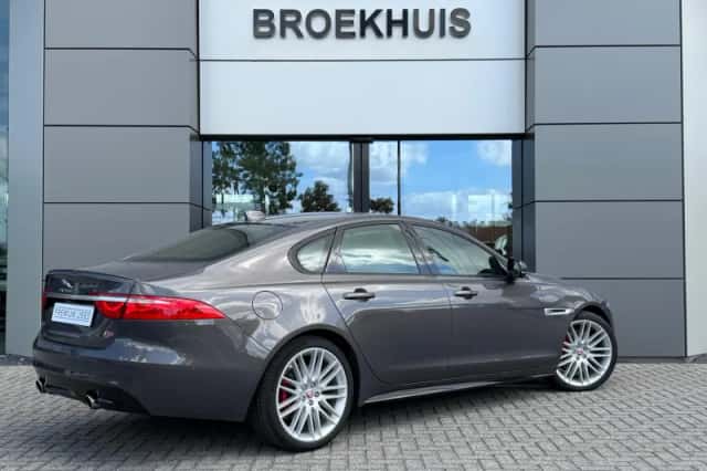 Jaguar XF (2015) thumbnail 5