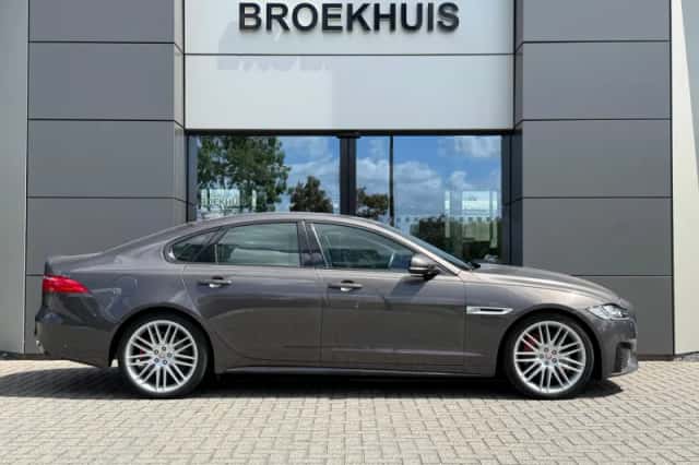 Jaguar XF (2015) thumbnail 6