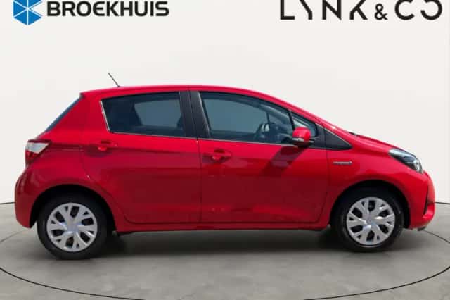 Toyota Yaris (2020) thumbnail 3