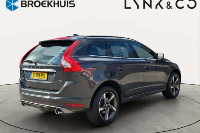 Volvo XC60 (2016) thumbnail 2
