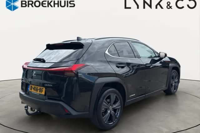 Lexus UX (2022) thumbnail 4