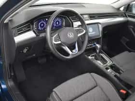 Volkswagen Passat (2022) thumbnail 4