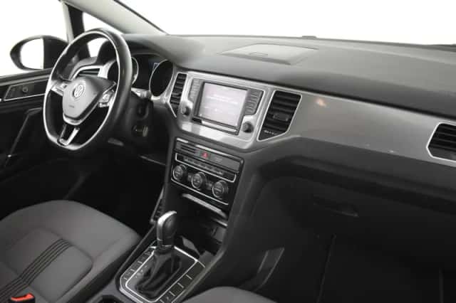 Volkswagen Golf (2017) thumbnail 4