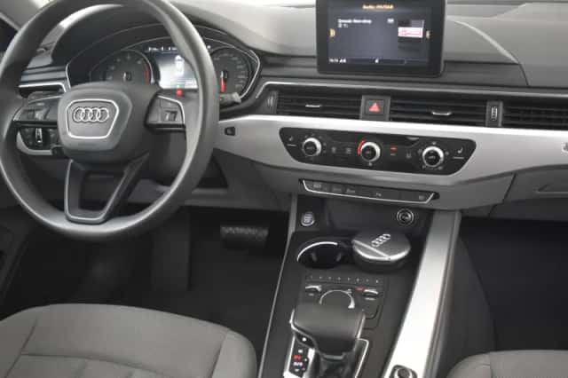 Audi A4 (2016) thumbnail 5