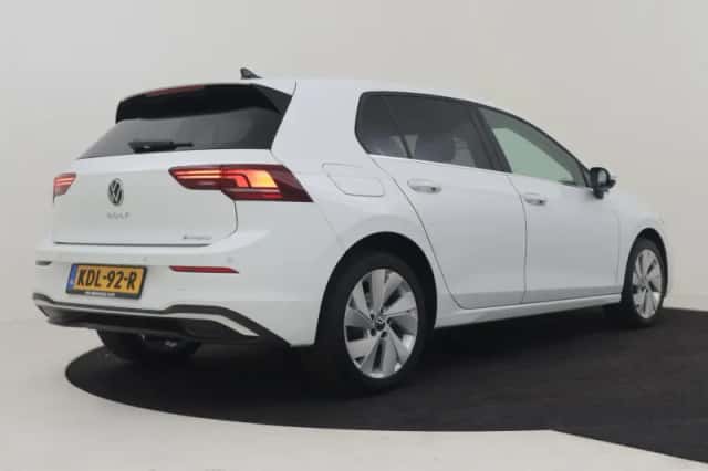 Volkswagen Golf (2025) thumbnail 2