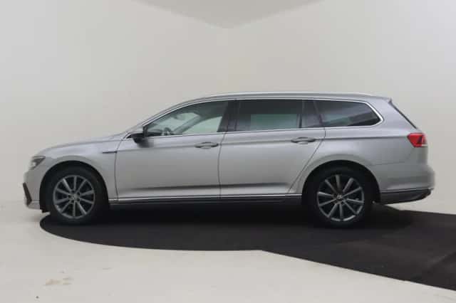 Volkswagen Passat (2021) thumbnail 3
