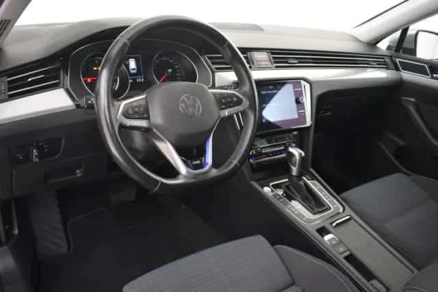 Volkswagen Passat (2021) thumbnail 4