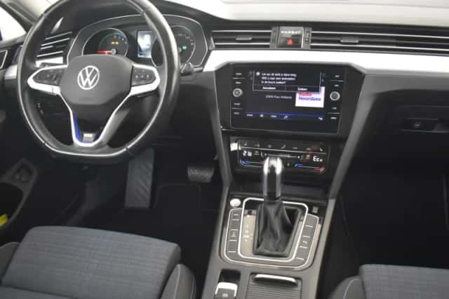 Volkswagen Passat (2021) thumbnail 5