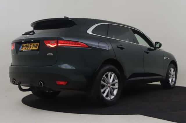 Jaguar F-Pace (2018) thumbnail 2