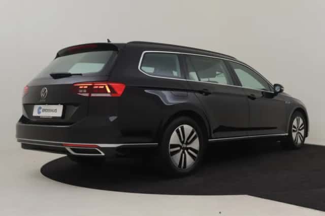 Volkswagen Passat (2023) thumbnail 2