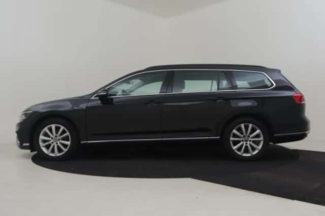 Volkswagen Passat (2023) thumbnail 2