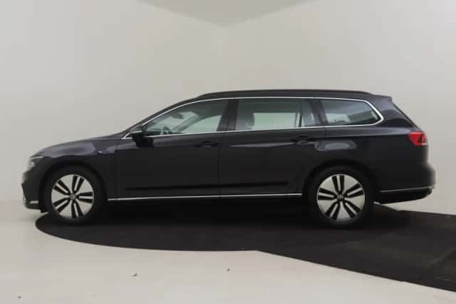 Volkswagen Passat (2023) thumbnail 3