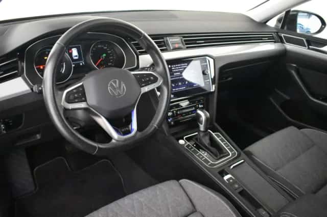 Volkswagen Passat (2023) thumbnail 4