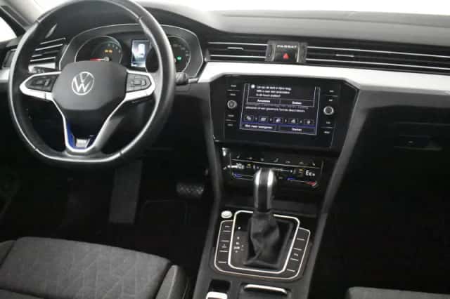 Volkswagen Passat (2023) thumbnail 5