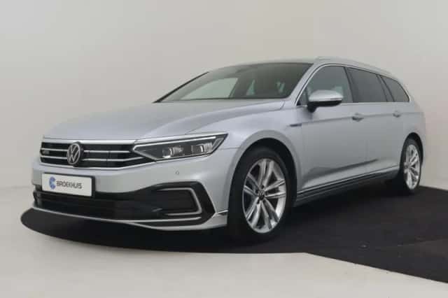 Volkswagen Passat (2022) thumbnail 1