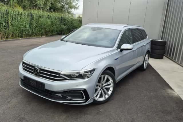 Volkswagen Passat (2022) thumbnail 1