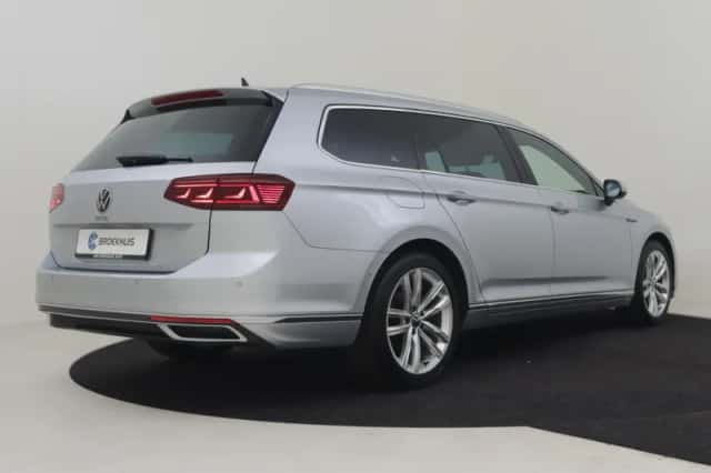 Volkswagen Passat (2022) thumbnail 2