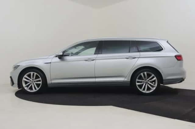 Volkswagen Passat (2022) thumbnail 3