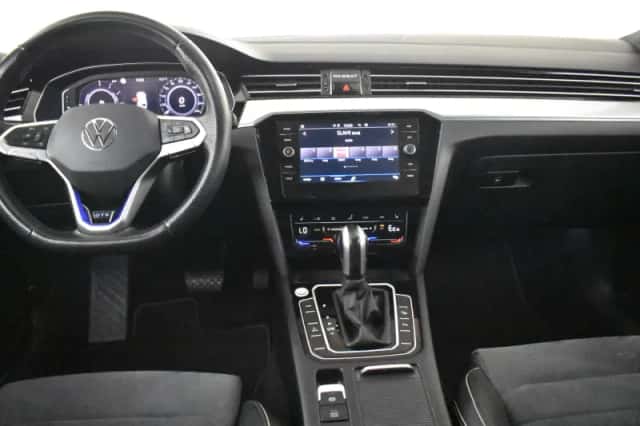 Volkswagen Passat (2022) thumbnail 5