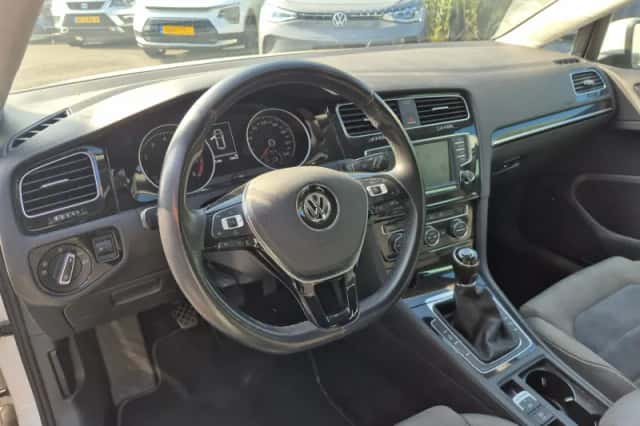 Volkswagen Golf (2015) thumbnail 2