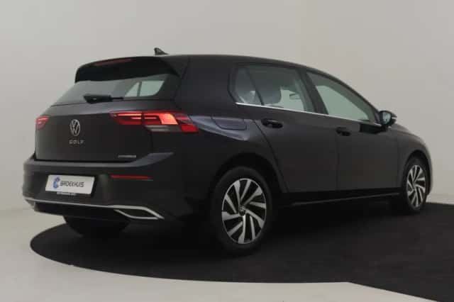 Volkswagen Golf (2024) thumbnail 2
