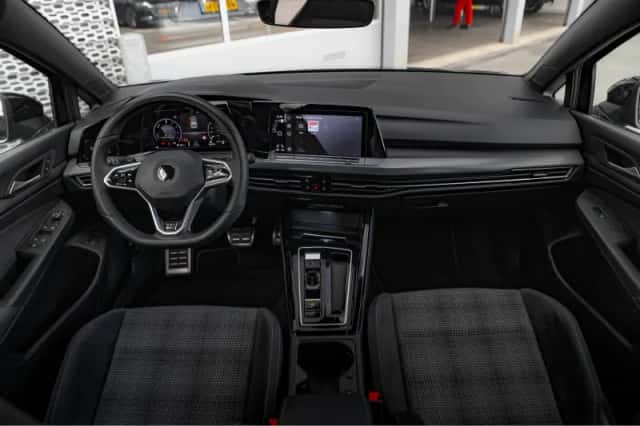 Volkswagen Golf (2023) thumbnail 6