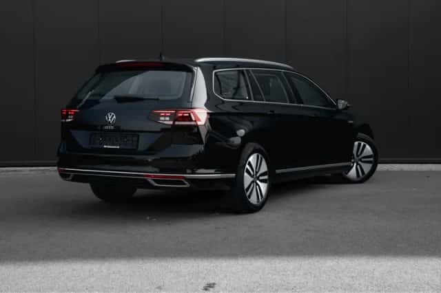 Volkswagen Passat (2021) thumbnail 2