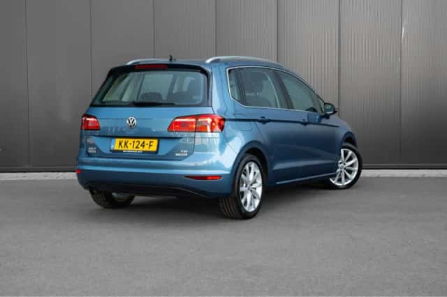 Volkswagen Golf (2016) thumbnail 2