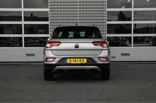 Volkswagen T-Roc (2023) thumbnail 3