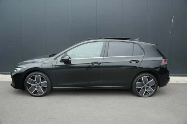 Volkswagen Golf (2025) thumbnail 2