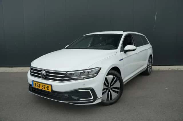 Volkswagen Passat (2021) thumbnail 1