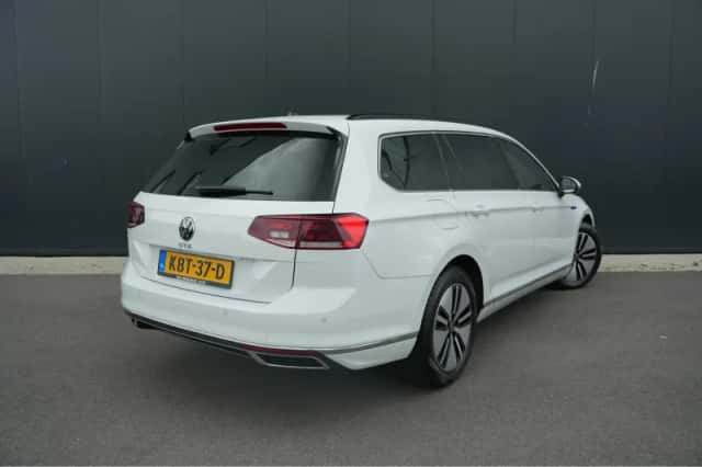 Volkswagen Passat (2021) thumbnail 3