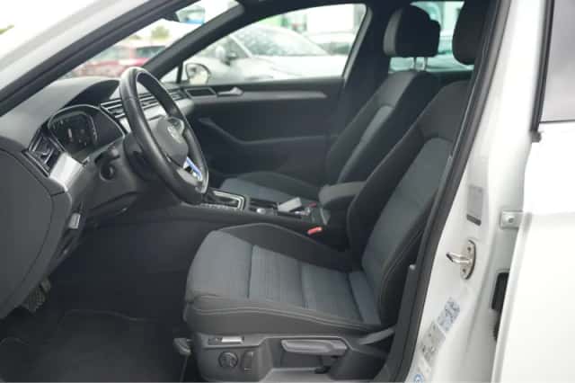 Volkswagen Passat (2021) thumbnail 4