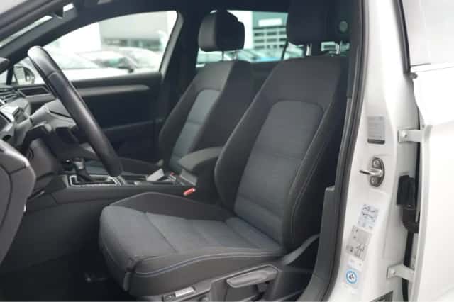 Volkswagen Passat (2021) thumbnail 5