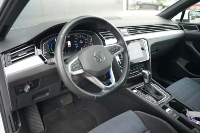 Volkswagen Passat (2021) thumbnail 6