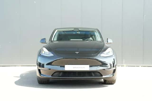 Tesla Model Y (2022) thumbnail 2